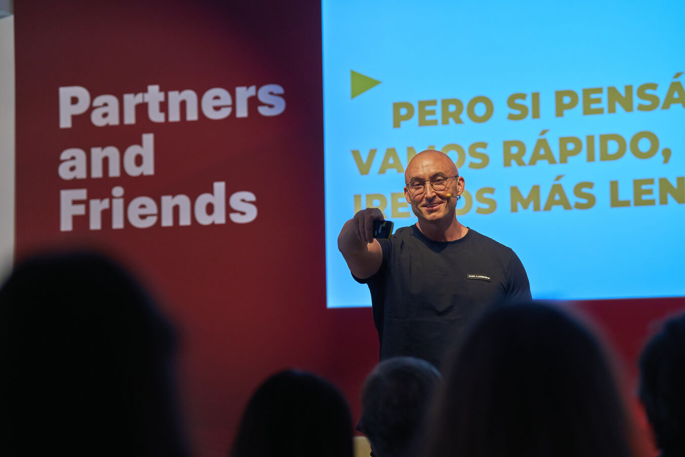 JJ Delgado en un escenario hablando a una audiencia sobre personas, datos e impacto.