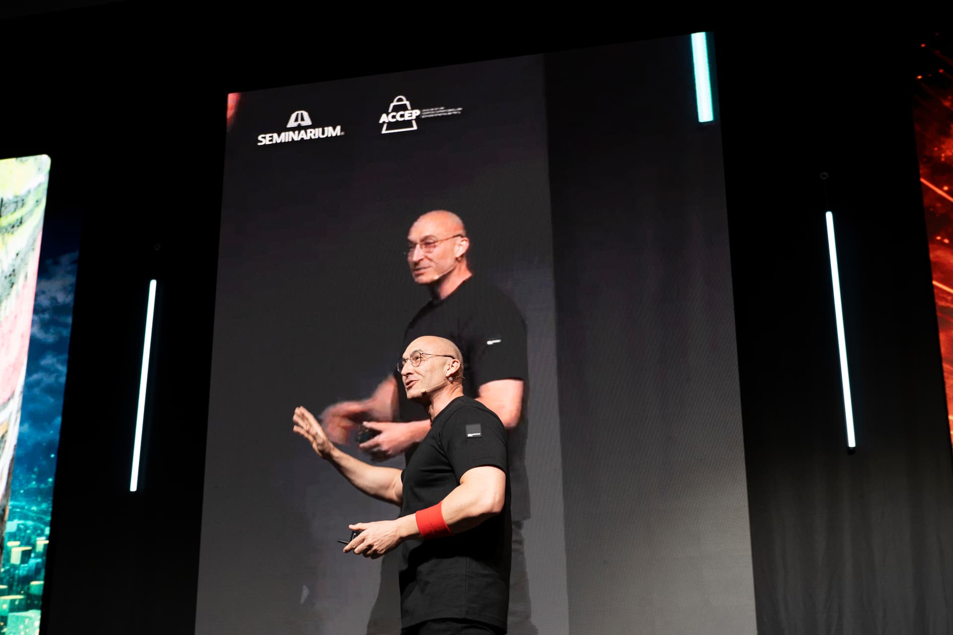 JJ Delgado dentro de una tienda de Amazon, sentado frente al logotipo de Amazon.